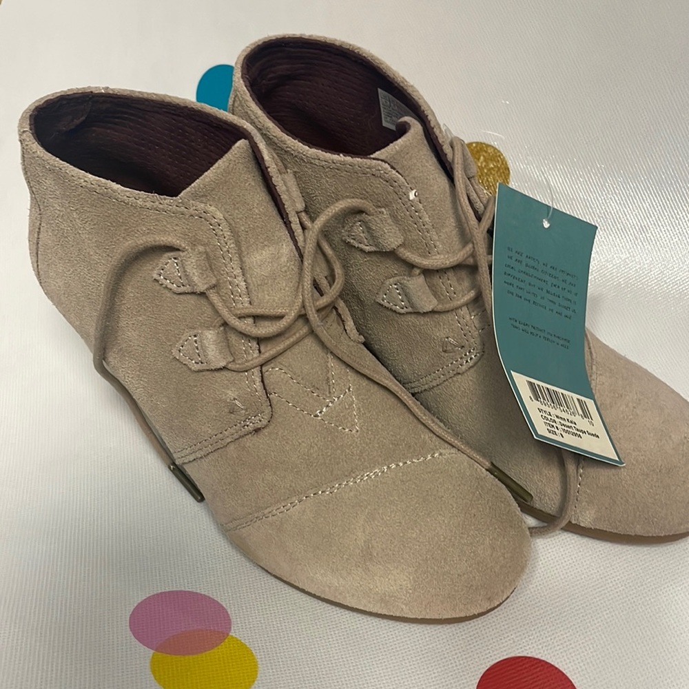 NWT TOMS Kala—desert taupe suede